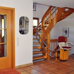 Ferienhaus Zirbe | Rickenbach-Egg im Hotzenwald: Erdgeschoss - Diele mit Treppenlift