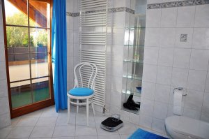 Ferienhaus Zirbe | Bad im Obergeschoss mit Ausgang zum überdachten Balkon