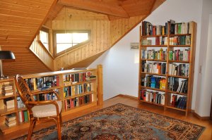 Ferienhaus Zirbe | Flur im Obergeschoss mit Bibliothek