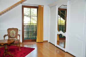Ferienhaus Zirbe | Schlafzimmer im Obergeschoss mit direktem Zugang zum großen, überdachten Balkon