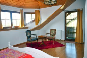 Ferienhaus Zirbe | Sitzecke im Schlafzimer (Obergeschoss)