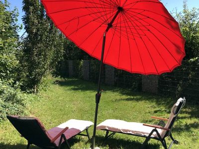 Ferienhaus Zirbe | Rickenbach-Egg im Hotzenwald: Aussenbereich mit Relaxliegen und Sonnenschirm