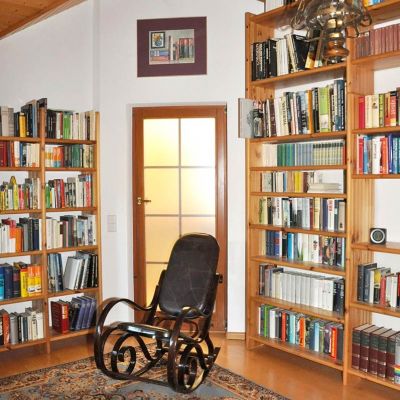 Bibliothek im OG mit Schaukelstuhl