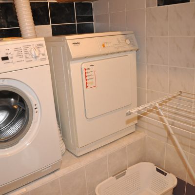 Untergeschoss, Waschküche mit Waschmaschine, Wäschetrockner, Wäschekorb und Wäscheständer