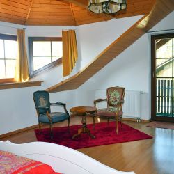 Ferienhaus Zirbe | Rickenbach-Egg im Hotzenwald: Obergeschoss - Sitzecke im Schlafzimmer 