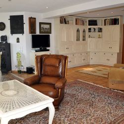 Ferienhaus Zirbe | Rickenbach-Egg im Hotzenwald: Erdgeschoss - Wohnbereich mit Relax Sessel