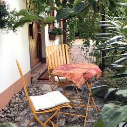 Ferienhaus Zirbe | Rickenbach-Egg im Hotzenwald: Aussenbereich - Sitzgruppe am Eingangsbereich