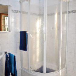 Ferienhaus Zirbe | Rickenbach-Egg im Hotzenwald: Obergeschoss - Bad mit Dusche