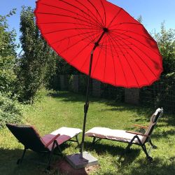 Ferienhaus Zirbe | Rickenbach-Egg im Hotzenwald: Aussenbereich - Liegewiese mit 2 Relaxliegen & großem Sonnenschirm