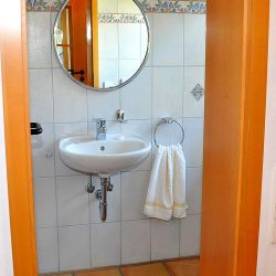 Ferienhaus Zirbe | Rickenbach-Egg im Hotzenwald: Erdgeschoss - Gästetoilette