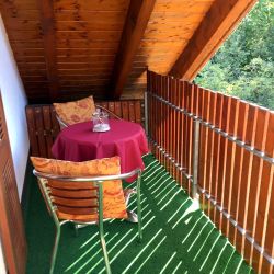 Ferienhaus Zirbe | Rickenbach-Egg im Hotzenwald:  Obergeschoss - Sitzgruppe auf dem überdachten Balkon