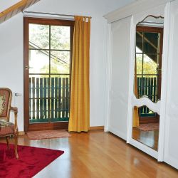 Ferienhaus Zirbe | Rickenbach-Egg im Hotzenwald: Obergeschoss - Schlafzimmer mit Ausgang zum überdachten Balkonzu Balkon